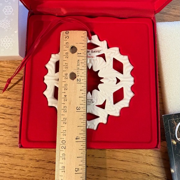 Longaberger "Claire" Collectors Club Snow Days 2002 Snowflake Ornament in box - Picture 8 of 9